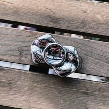 Twin-blade design Spinner