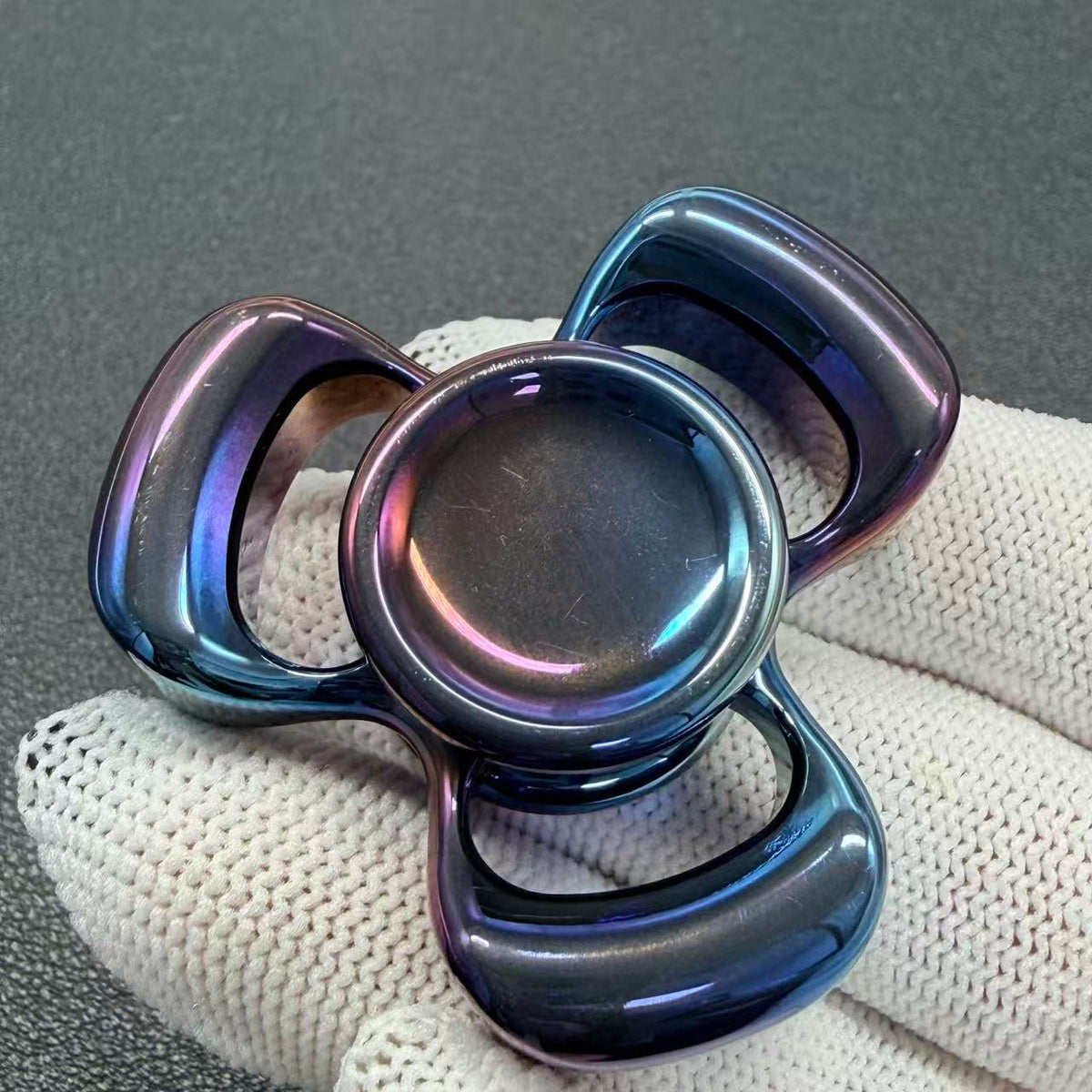 Three-Leaf Horizon Zirconium Oil Slick
