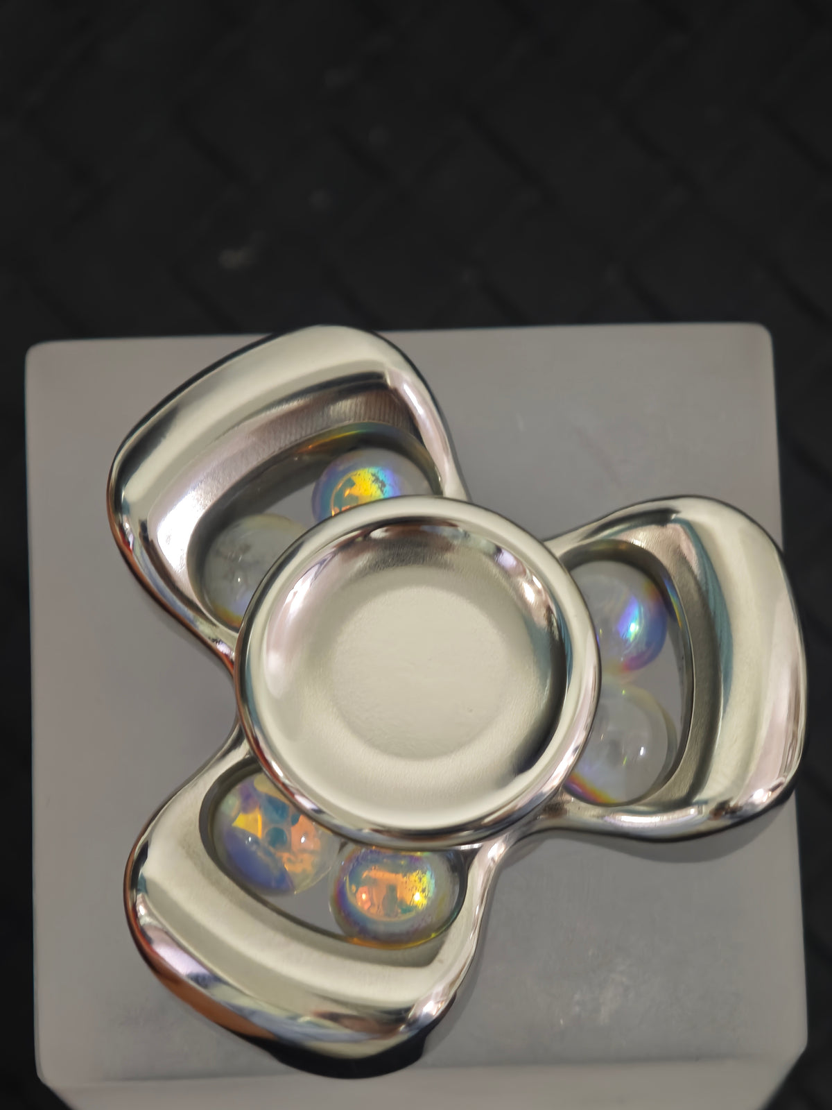 Three-Leaf Horizon Stainless Steel