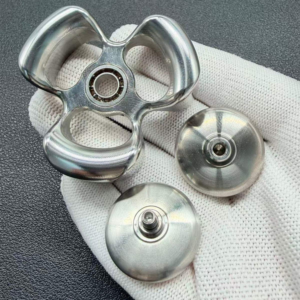 Three-Leaf Horizon Stainless Steel