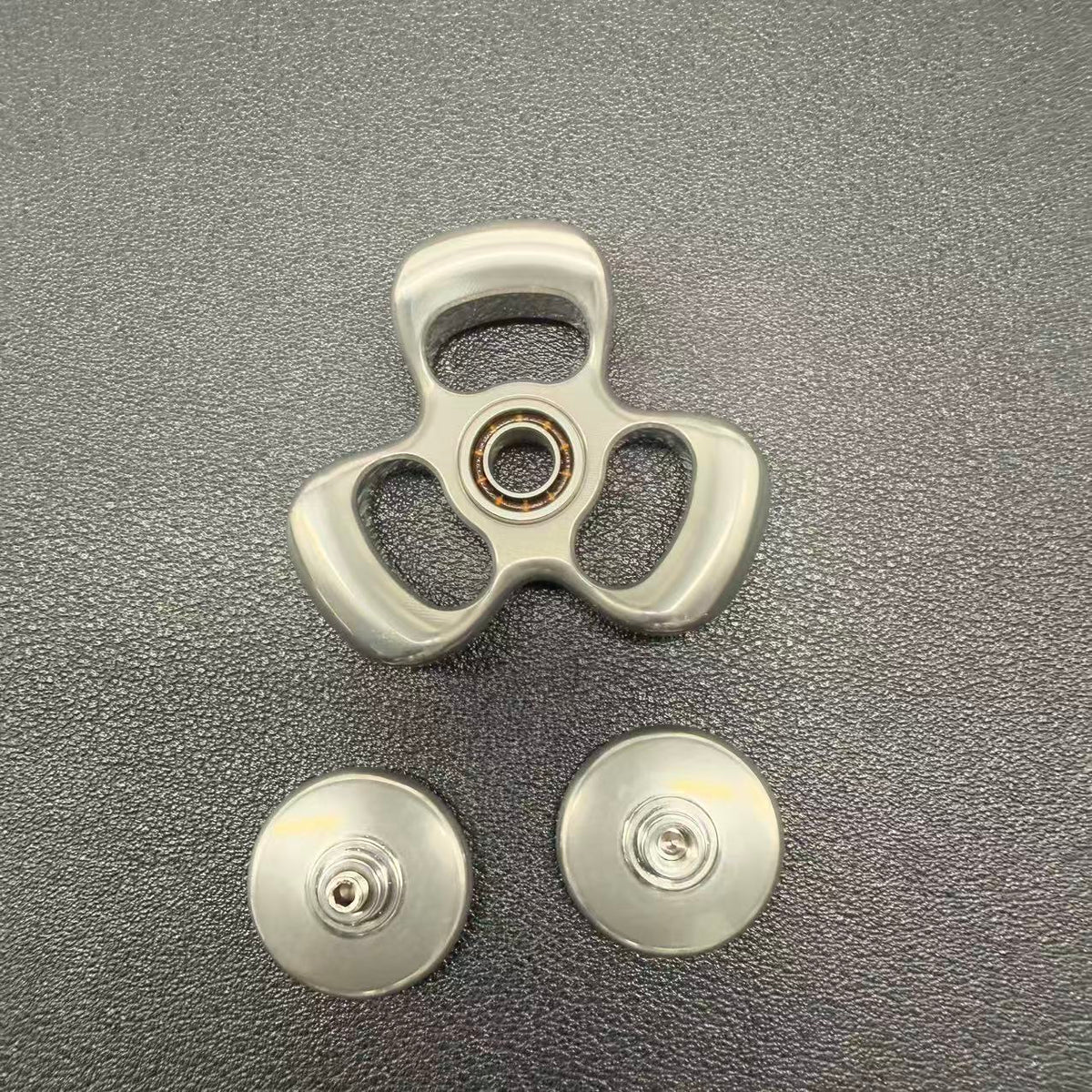 Three-Leaf Horizon Stainless Steel Stonewashed