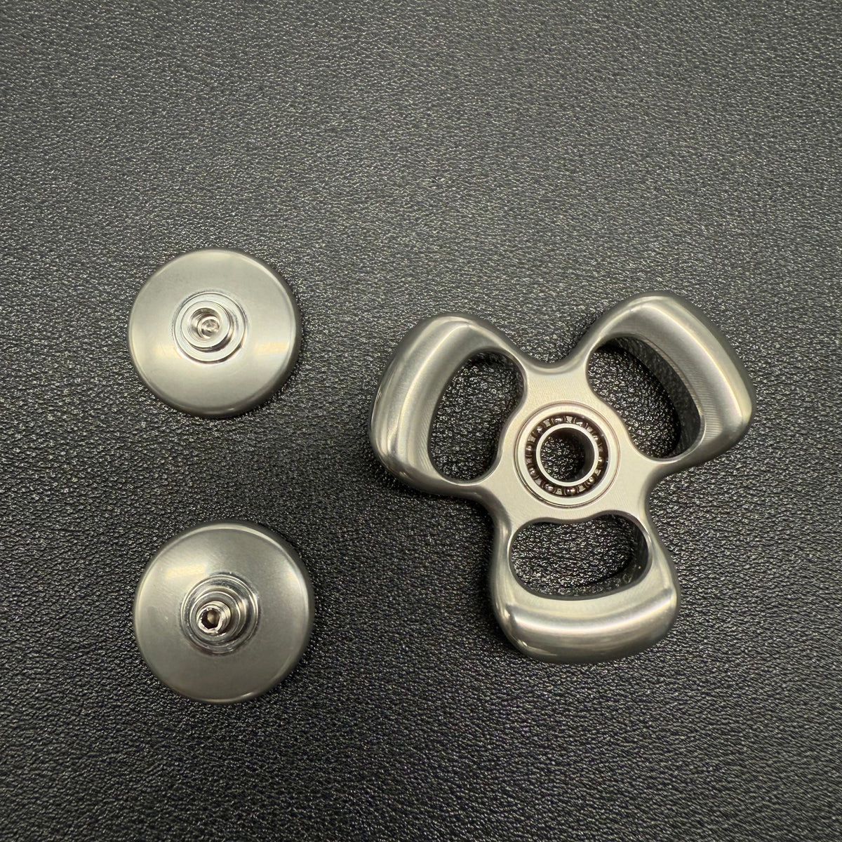 Three-Leaf Horizon Stainless Steel Stonewashed