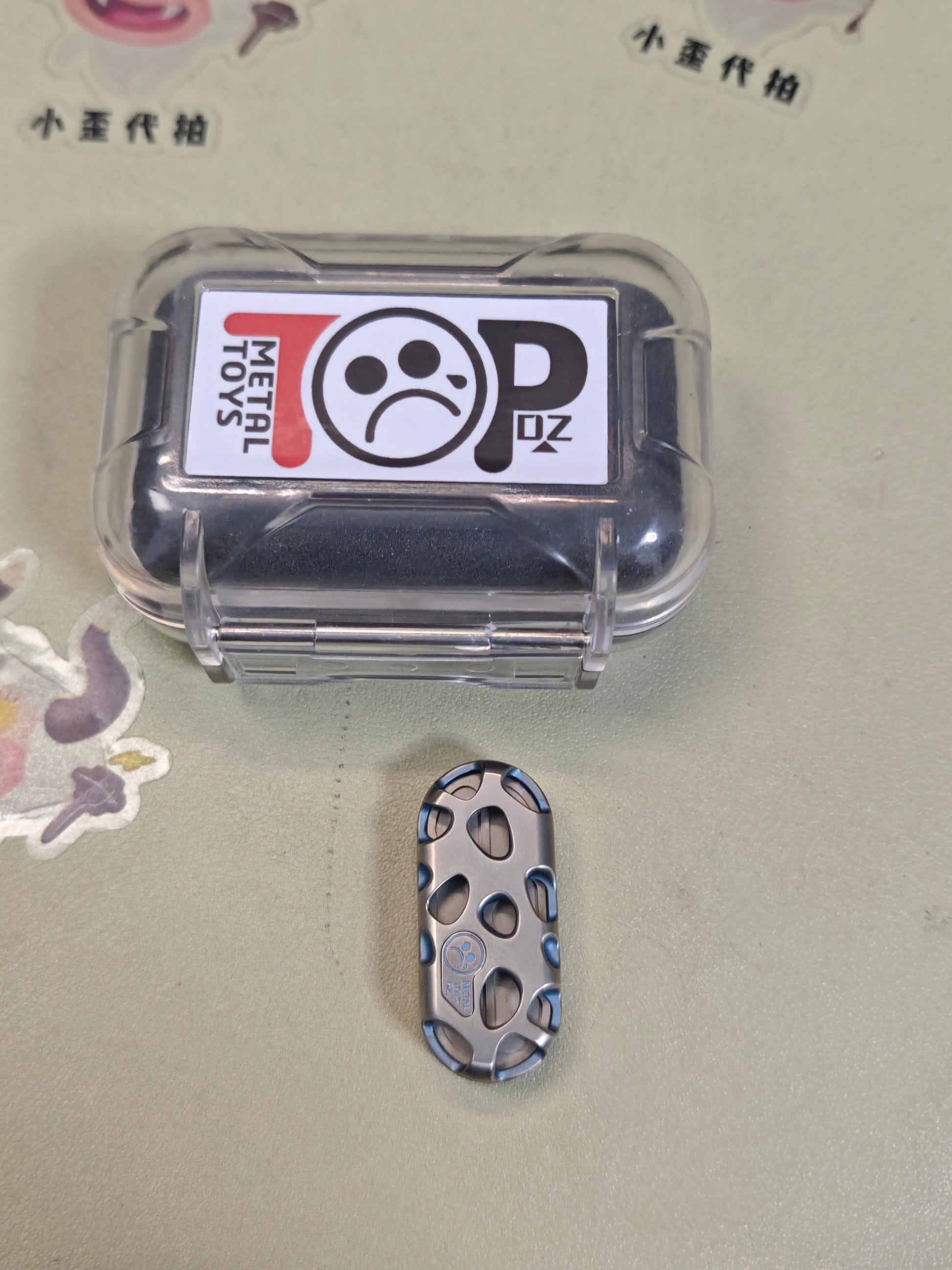 Top B Fingerprint Titanium