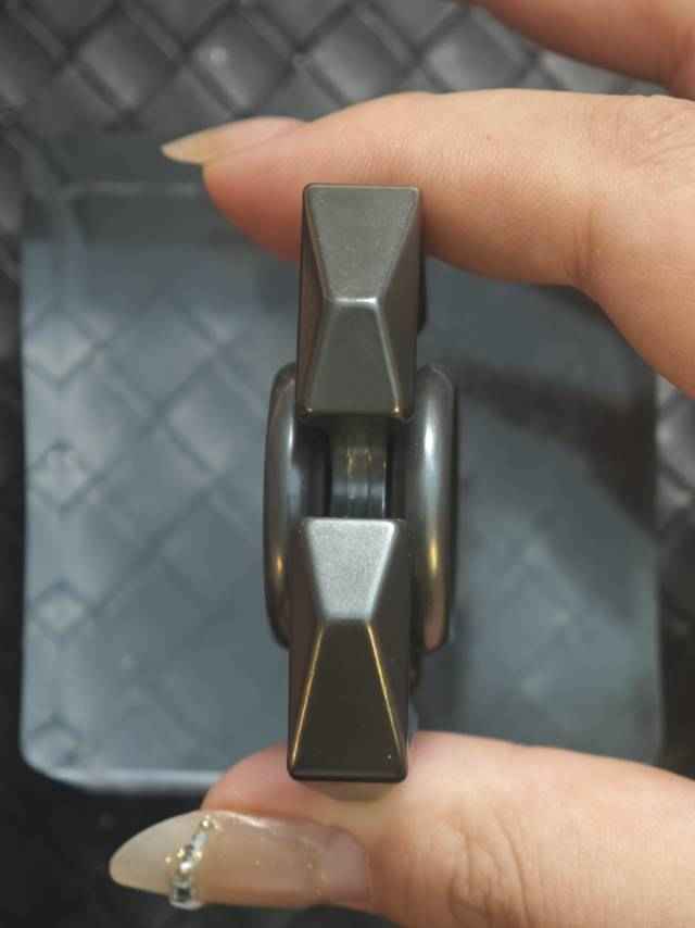 Tri-Leaf Crossbone Zirconium