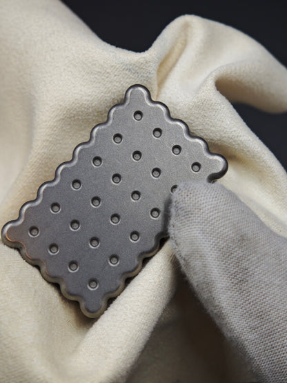 Biscuit Titanium