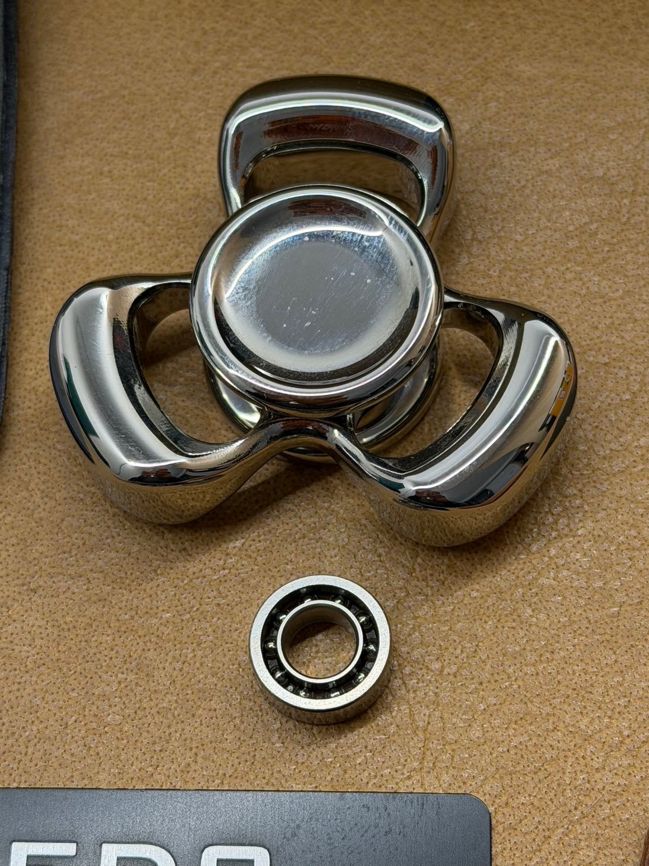 Three-Leaf Horizon Stainless Steel