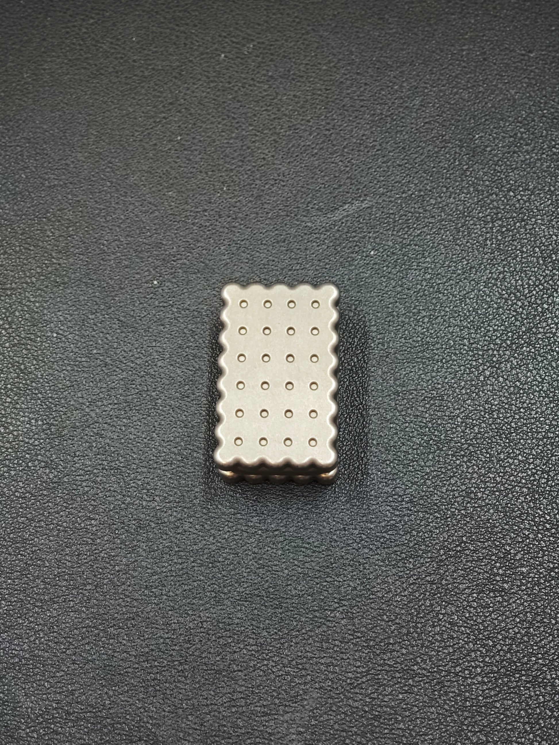 Biscuit Titanium