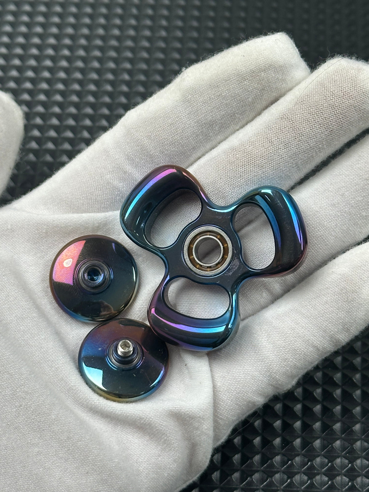 Three-Leaf Horizon Zirconium Oil Slick