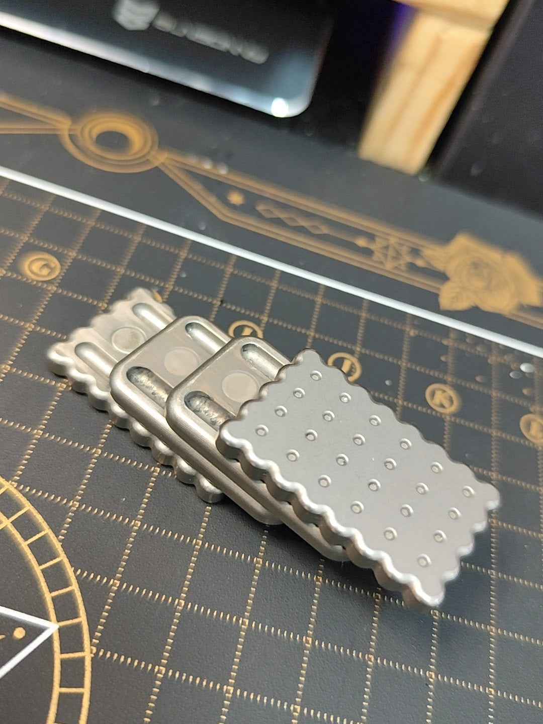 Biscuit Titanium