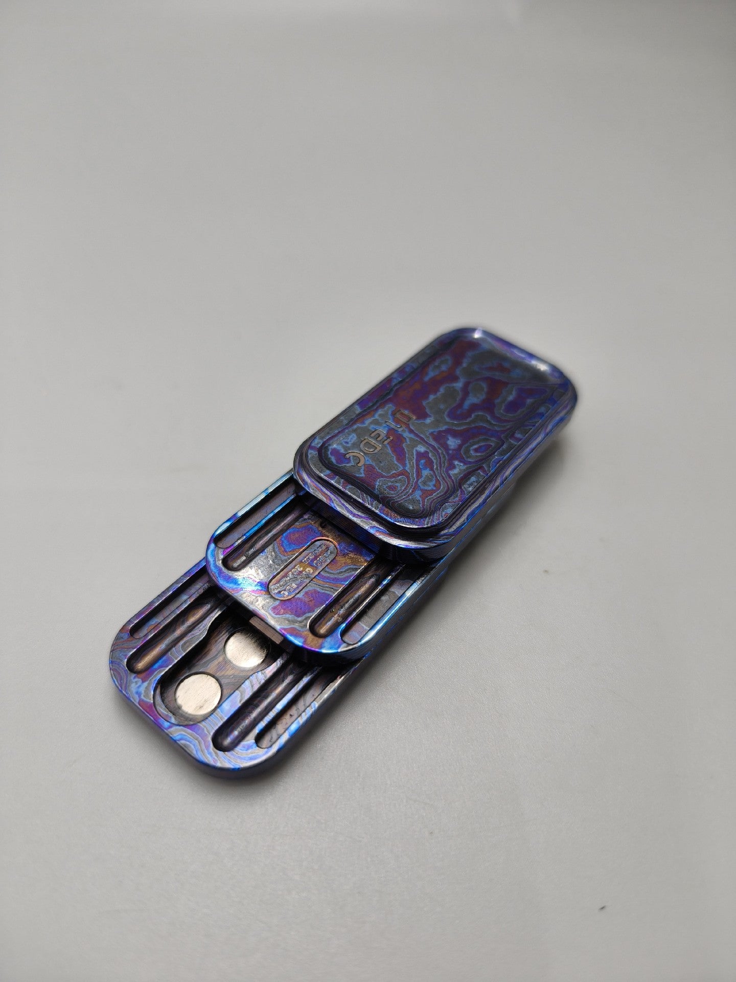 Slider-Feeling Magnetic Zircuti