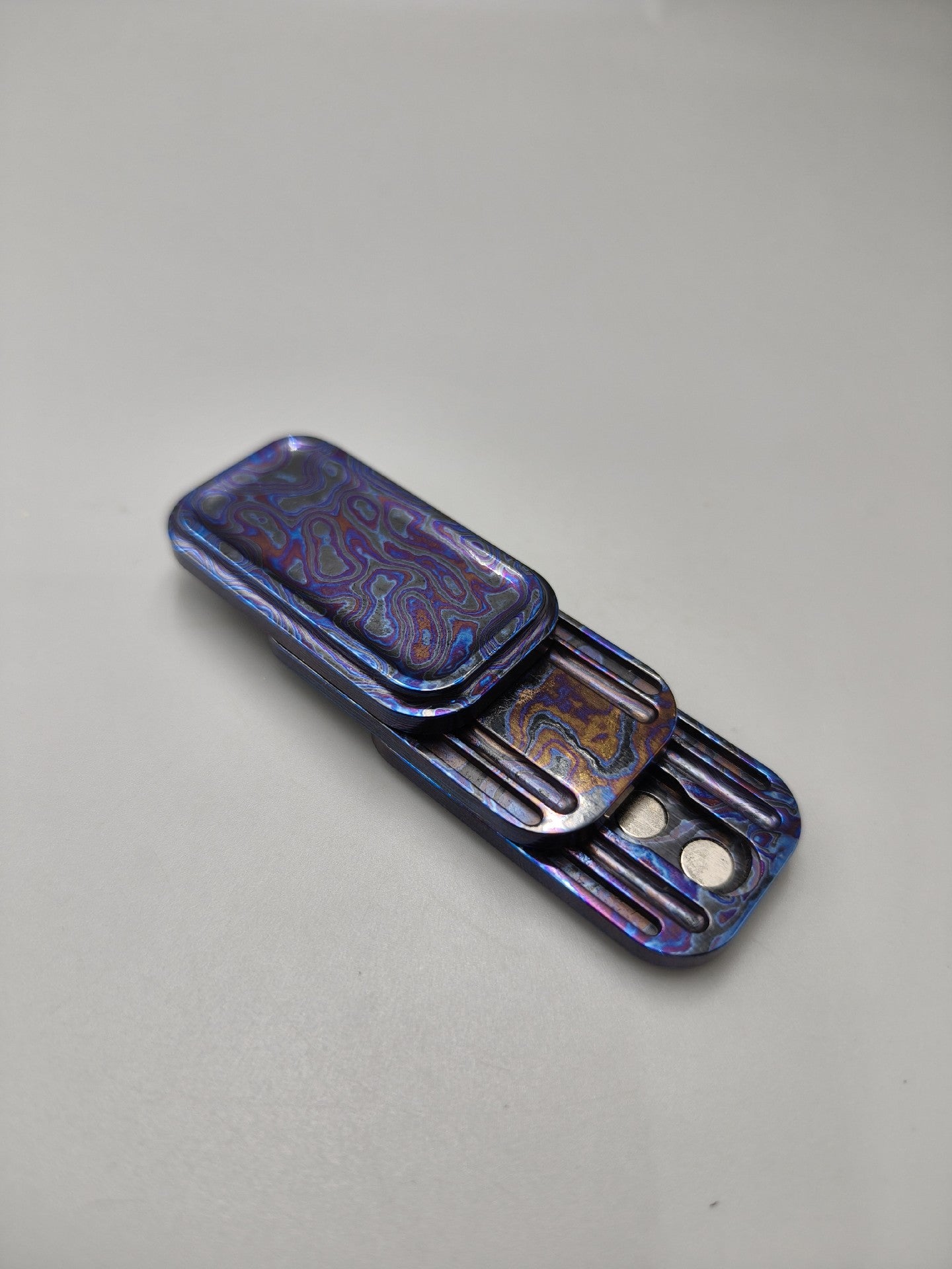 Slider-Feeling Magnetic Zircuti