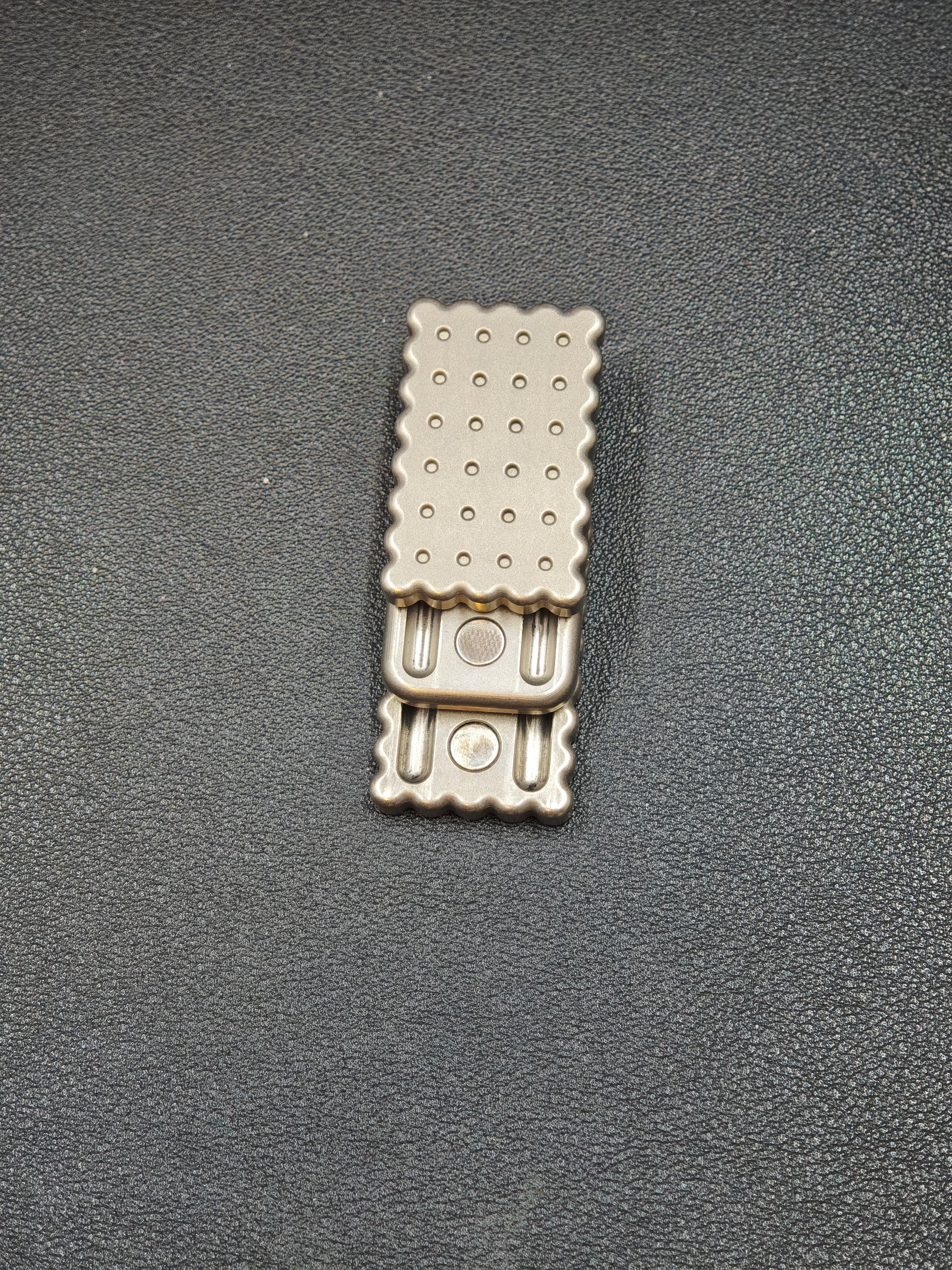 Biscuit Titanium