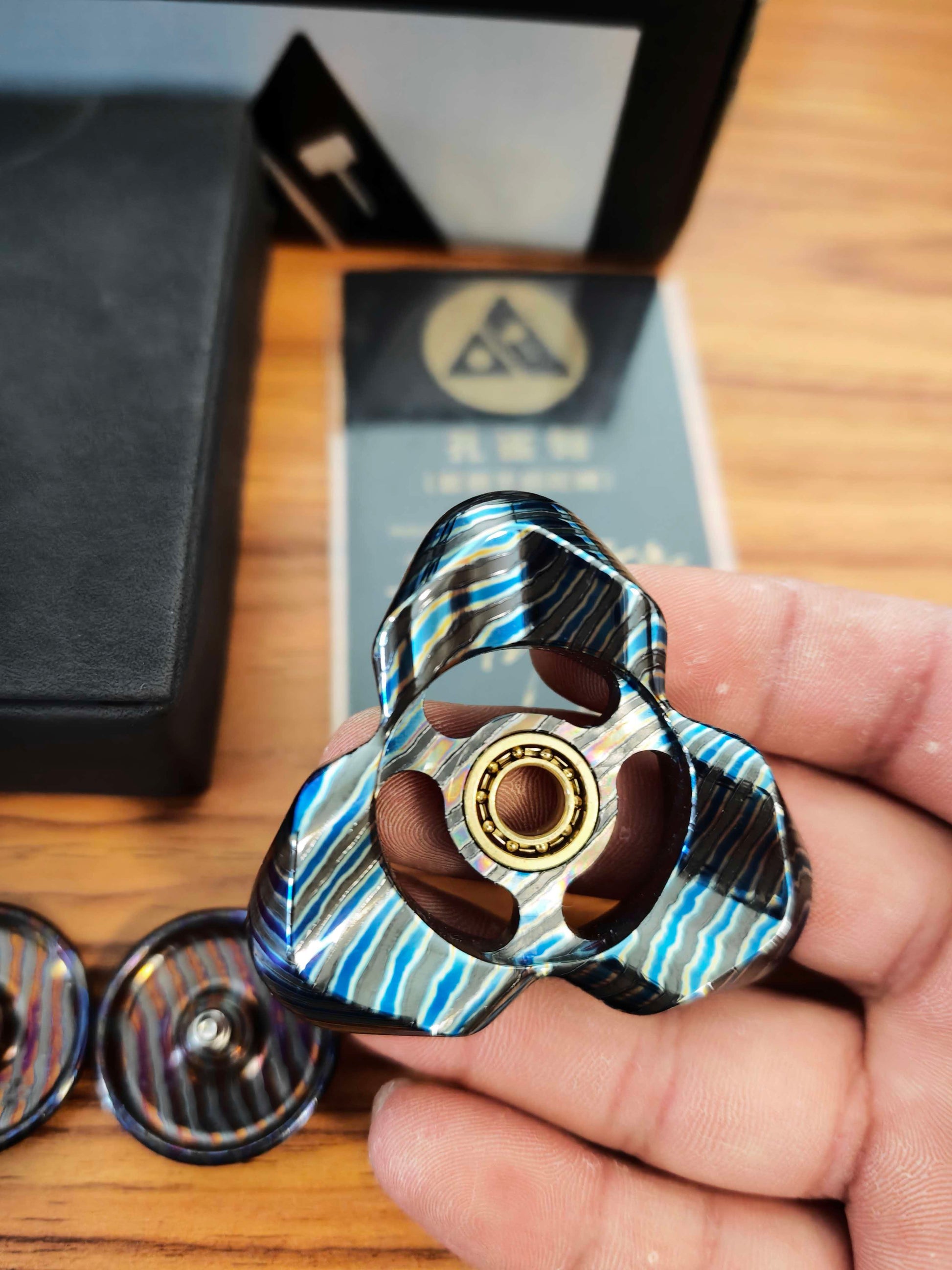 Feather Zircuti