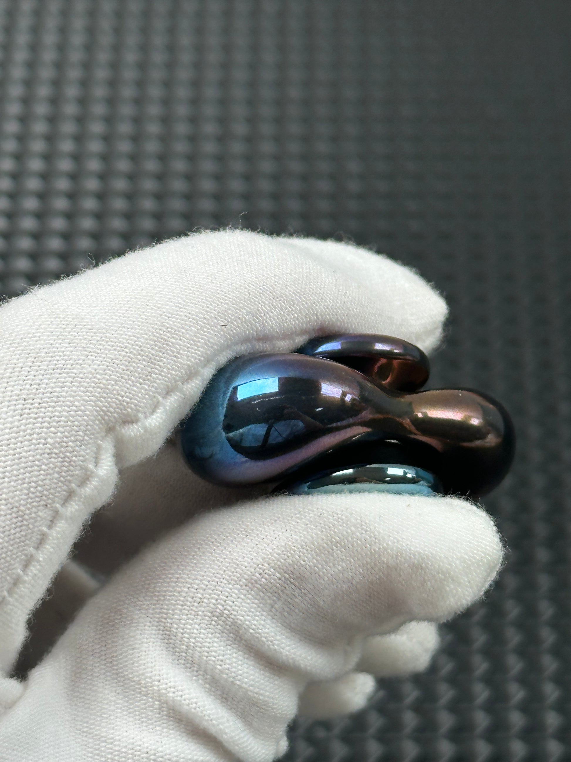 Two-Leaf Cell Zirconium Oil Slick