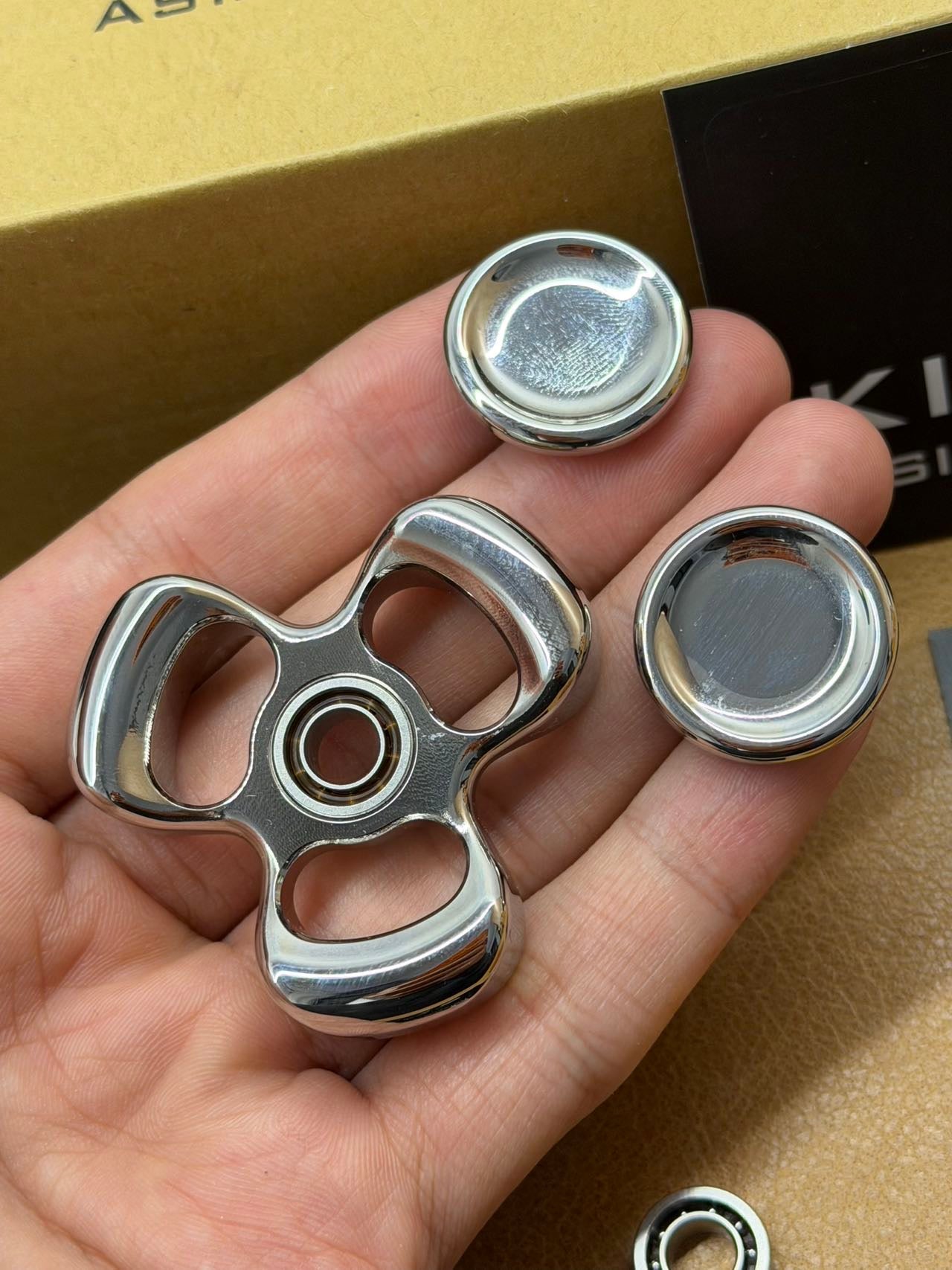 Three-Leaf Horizon Stainless Steel