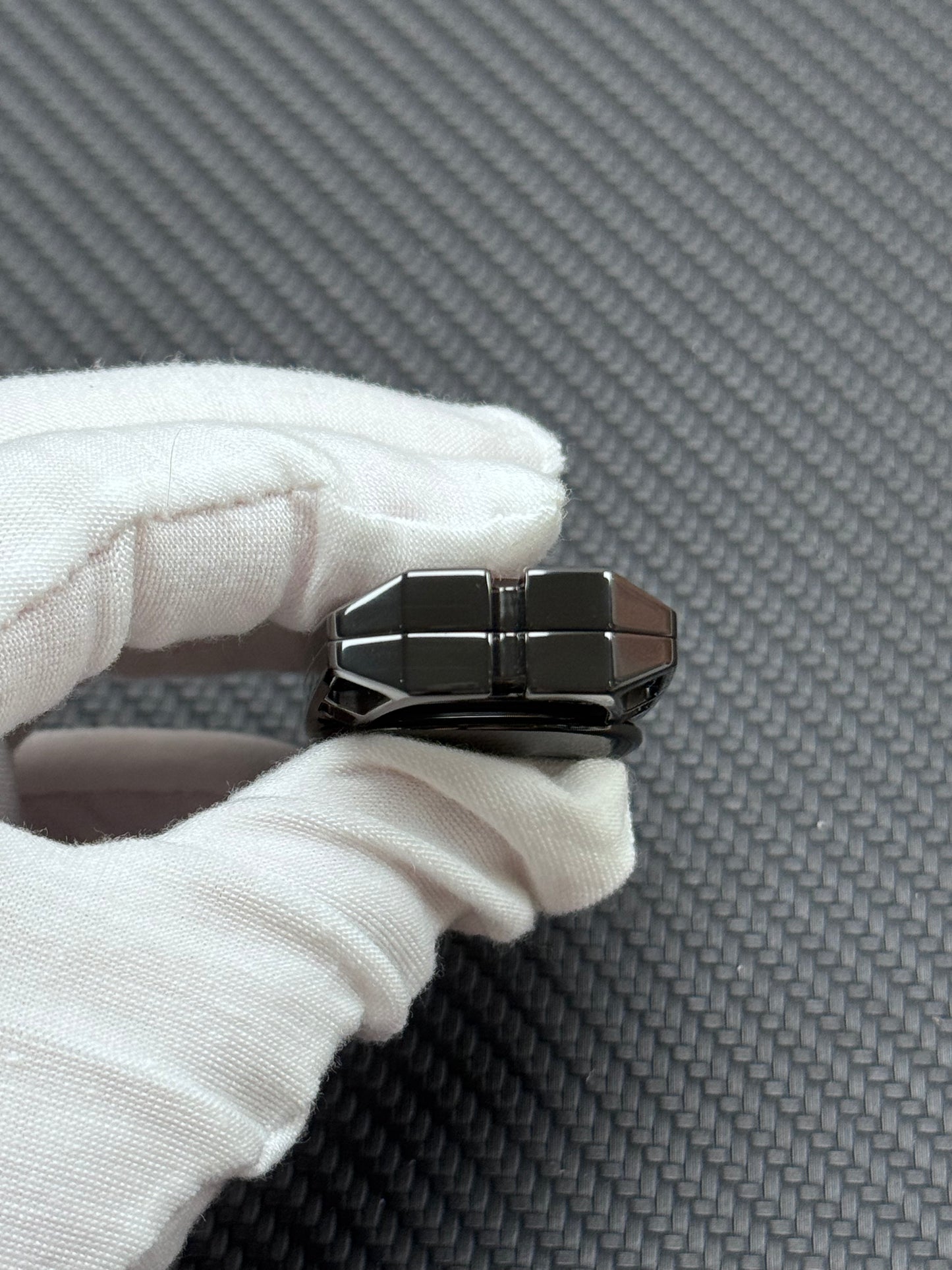 Ling Yin Zirconium
