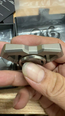 E.X.P Spinner Titanium