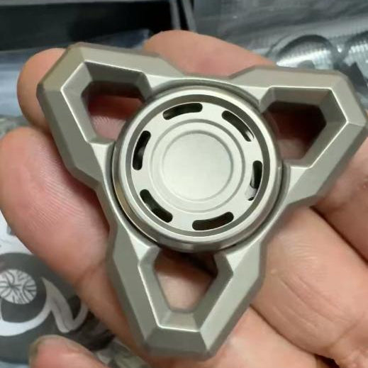 E.X.P Spinner Titanium
