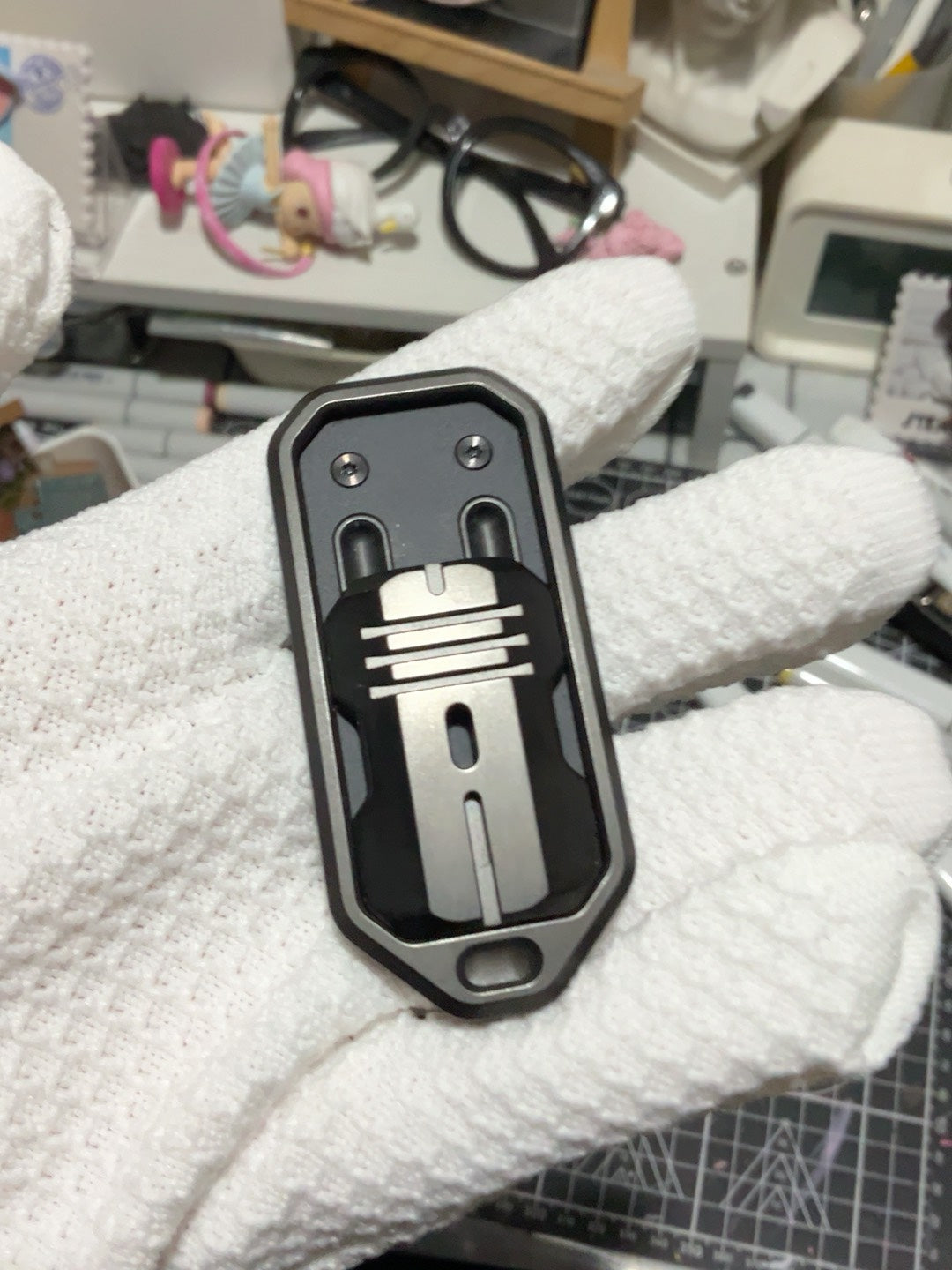 Music Waves Slider Blackened Titanium