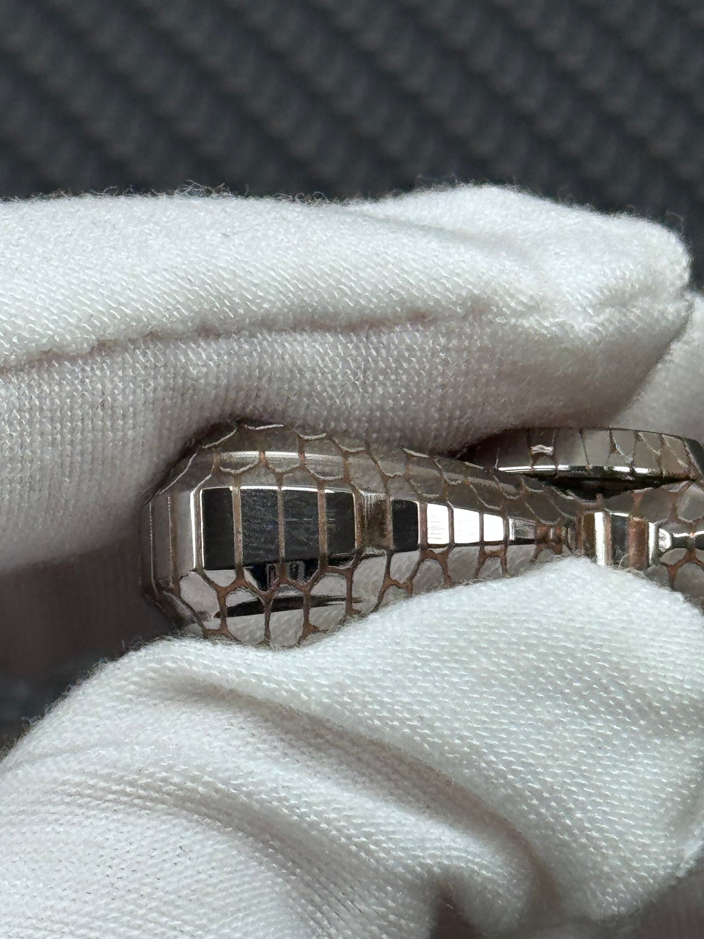 Cat's Eye Superconductor