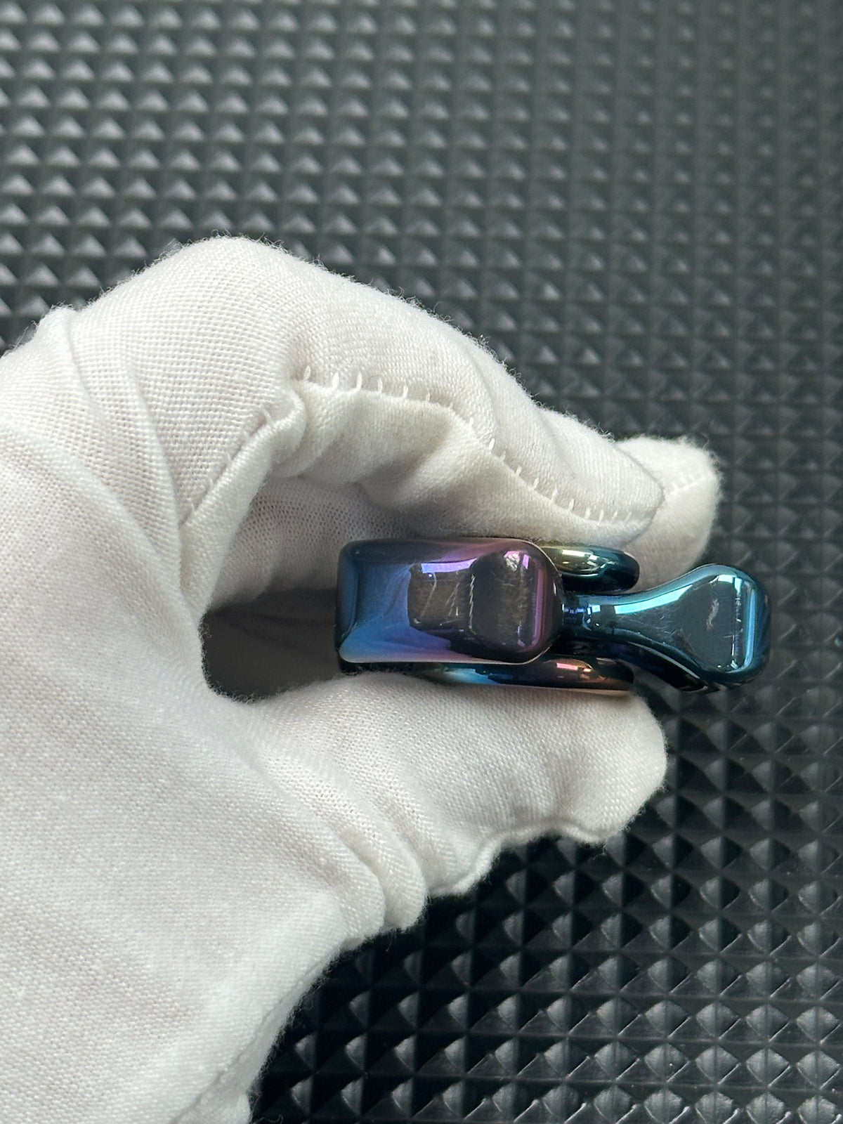 Three-Leaf Horizon Zirconium Oil Slick