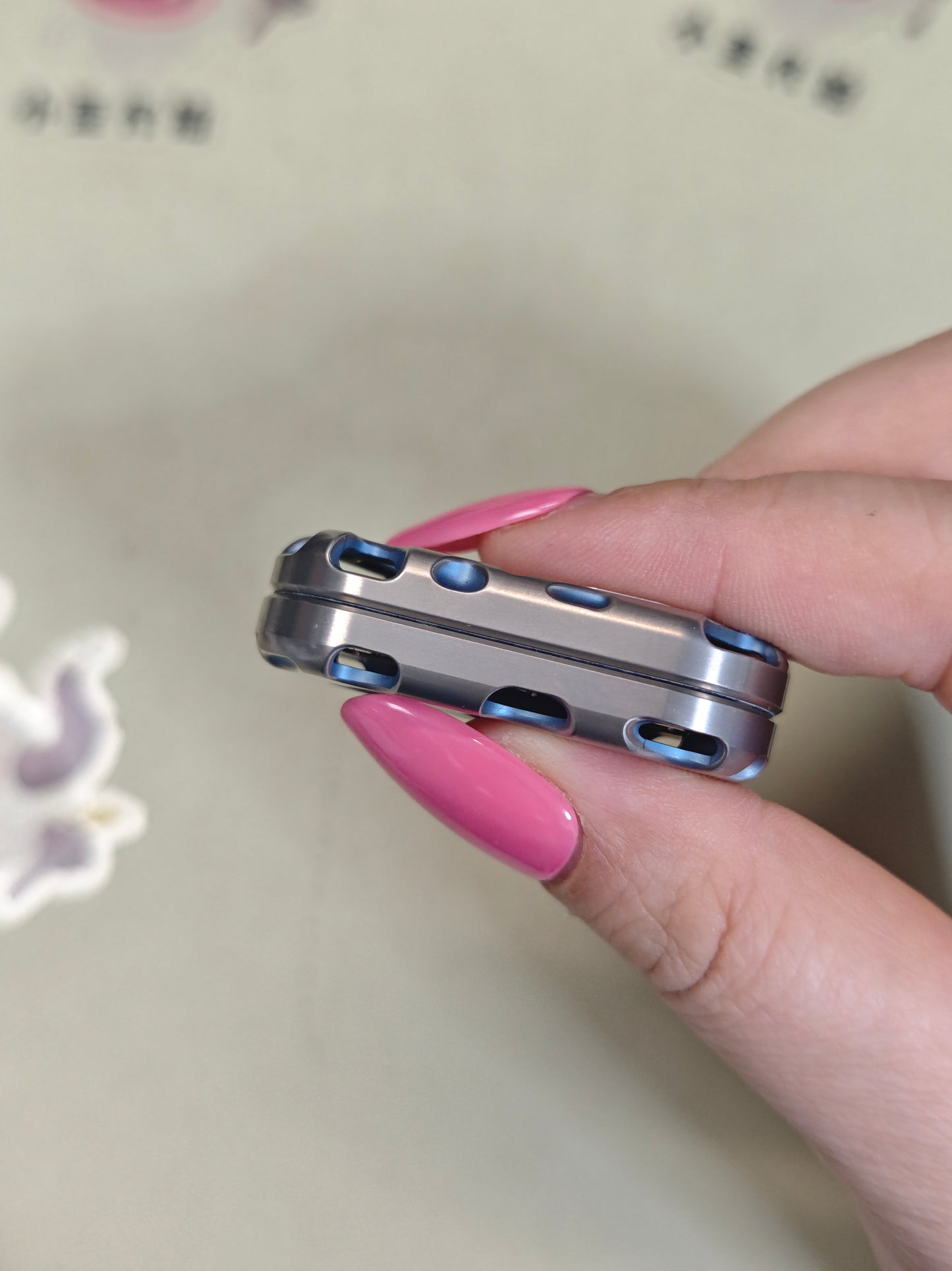 Top B Fingerprint Titanium