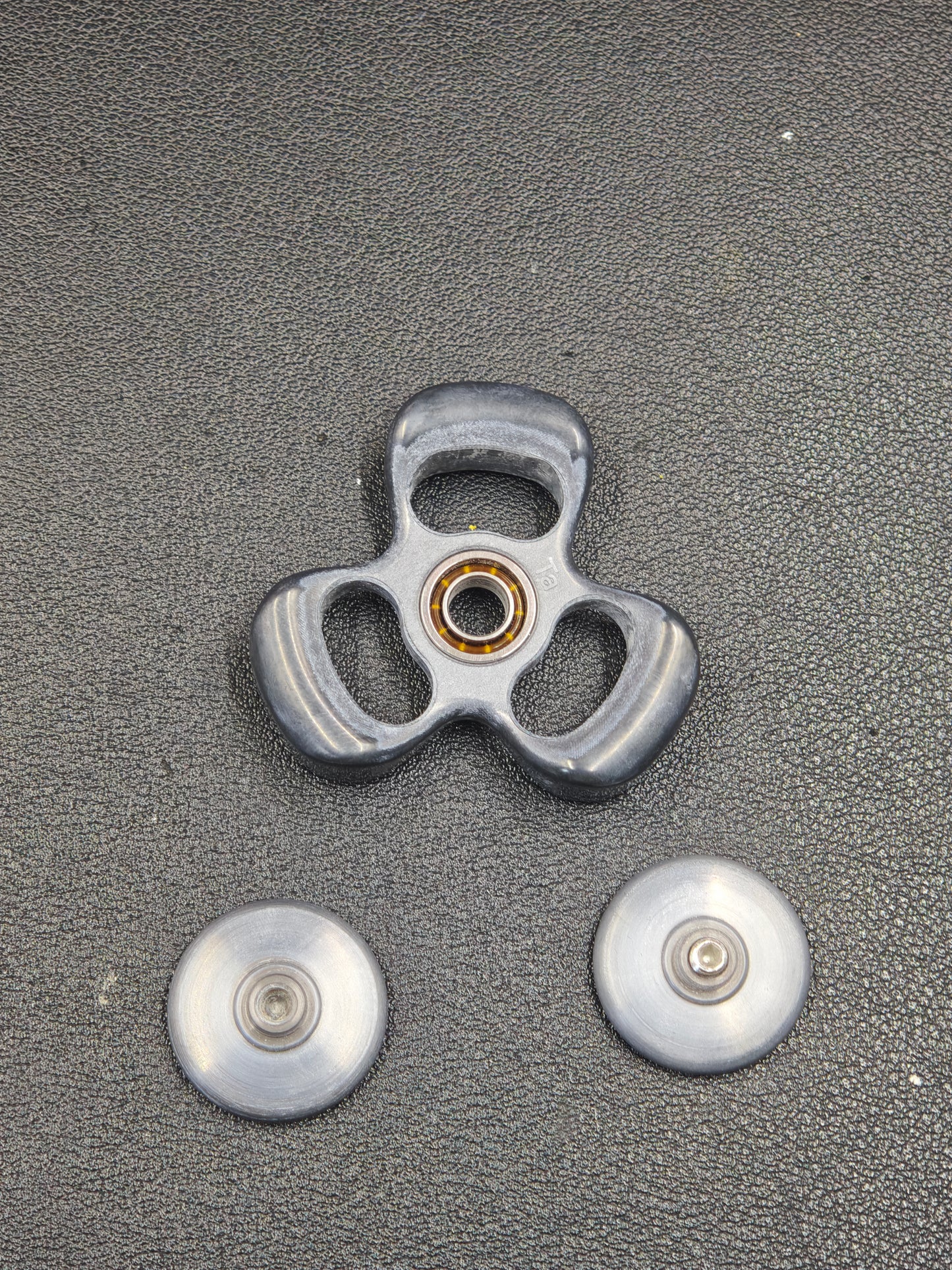 Three-Leaf Horizon Tantalum