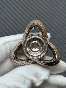 Cat's Eye Superconductor