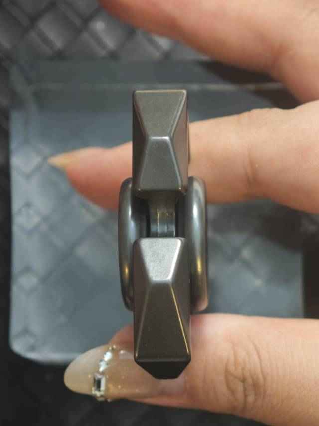 Tri-Leaf Crossbone Zirconium