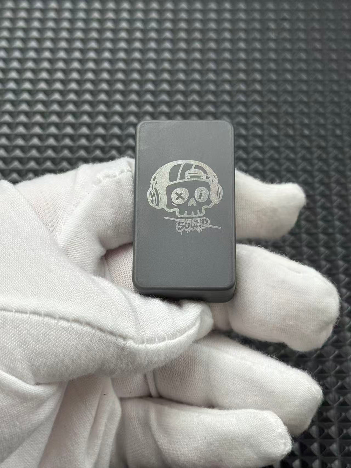 Mute Zirconium