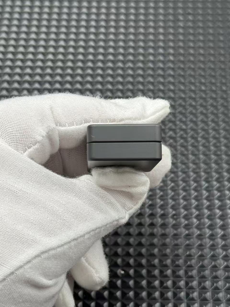Mute Zirconium