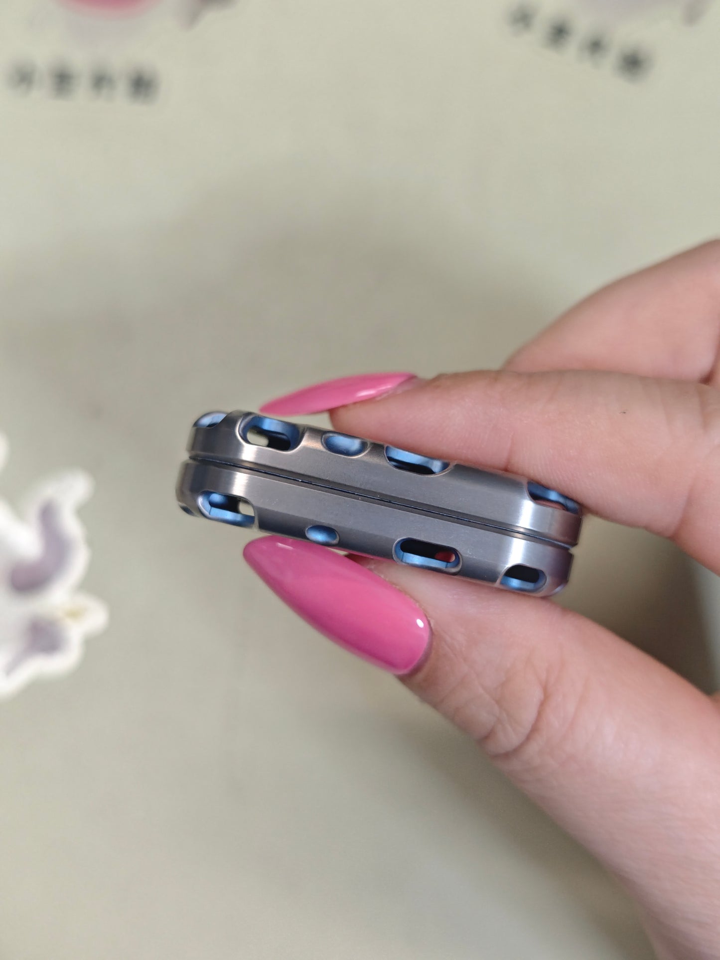 Top B Fingerprint Titanium