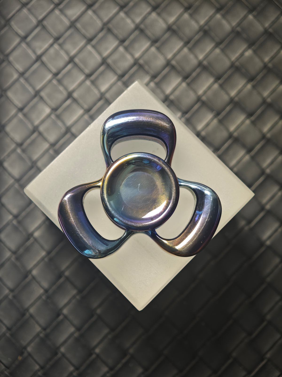 Three-Leaf Horizon Zirconium Oil Slick