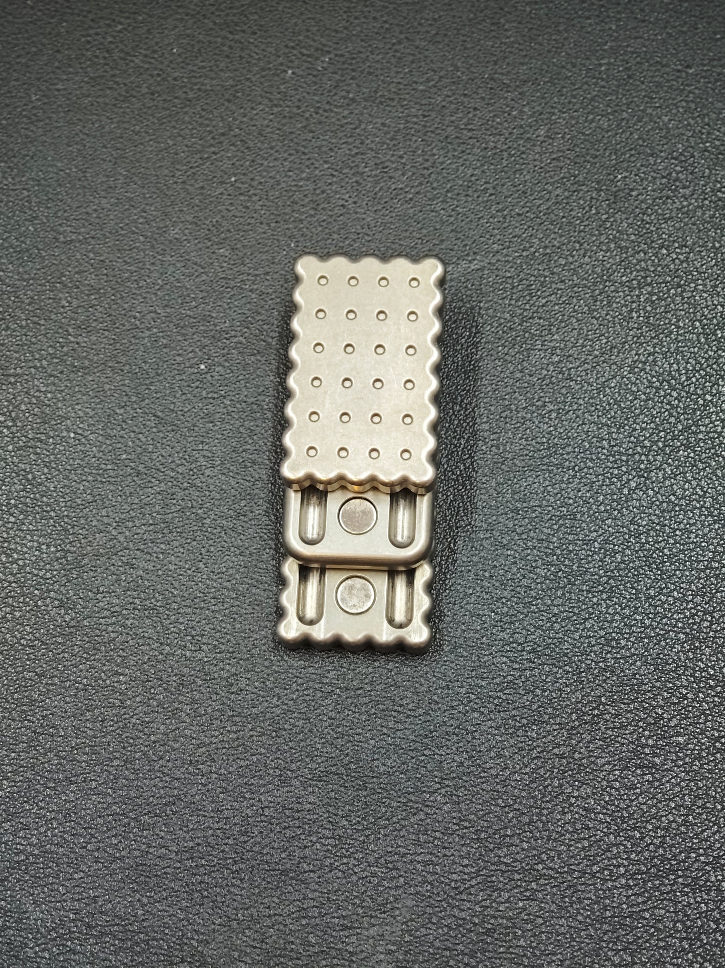 Biscuit Titanium