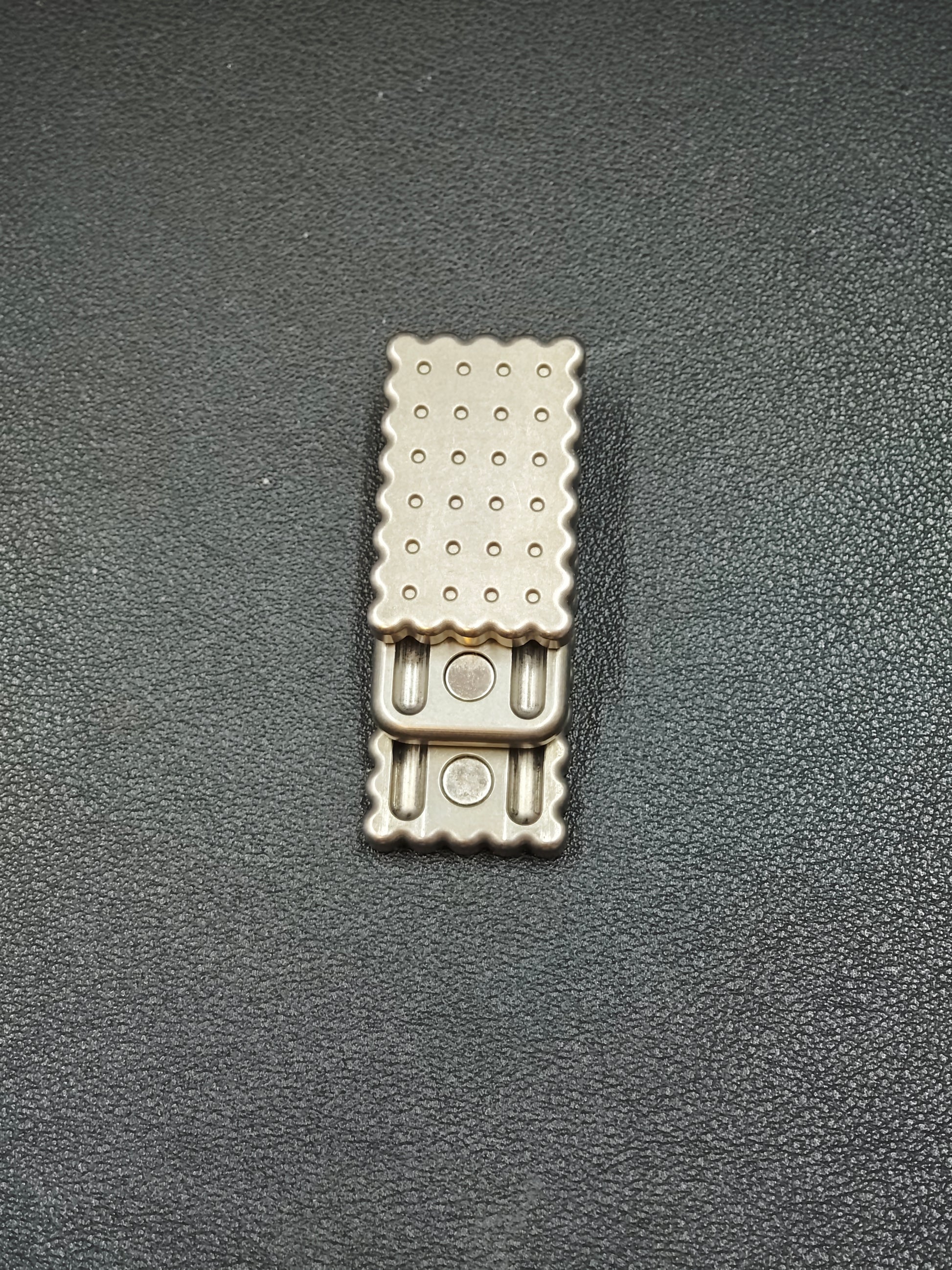 Biscuit Titanium
