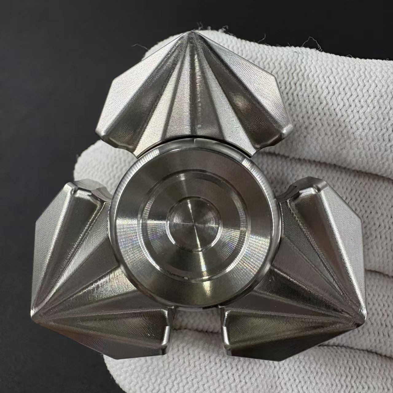 Tri Leaf Crossbone Titanium