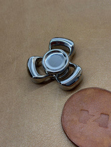 Three-Leaf Horizon Stainless Steel