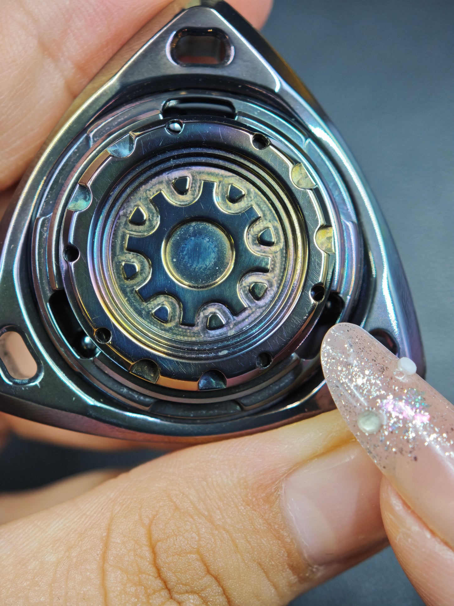 9 HAND ROAR Spinner Zirconium