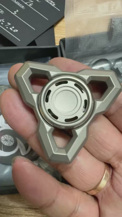 E.X.P Spinner Titanium