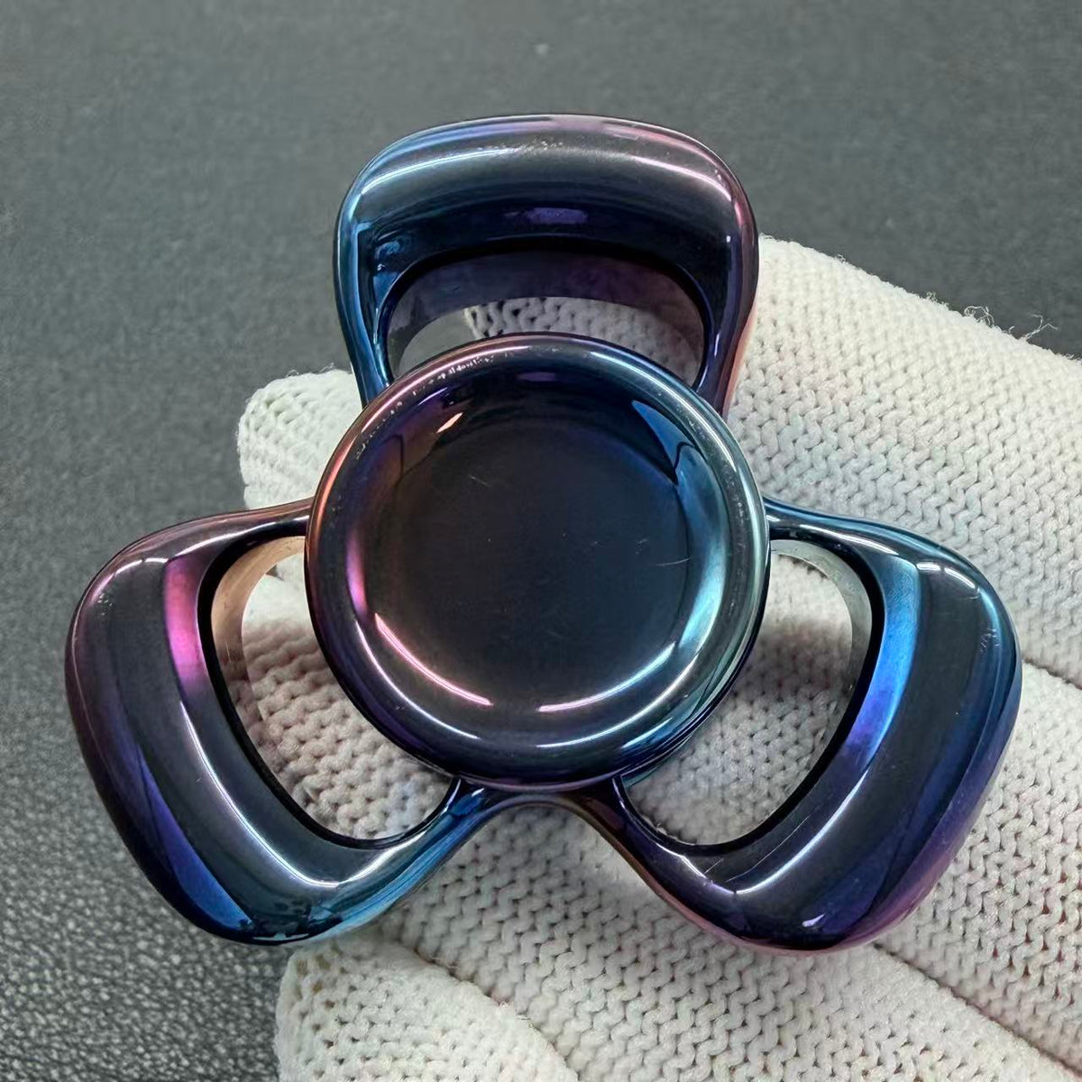 Three-Leaf Horizon Zirconium Oil Slick