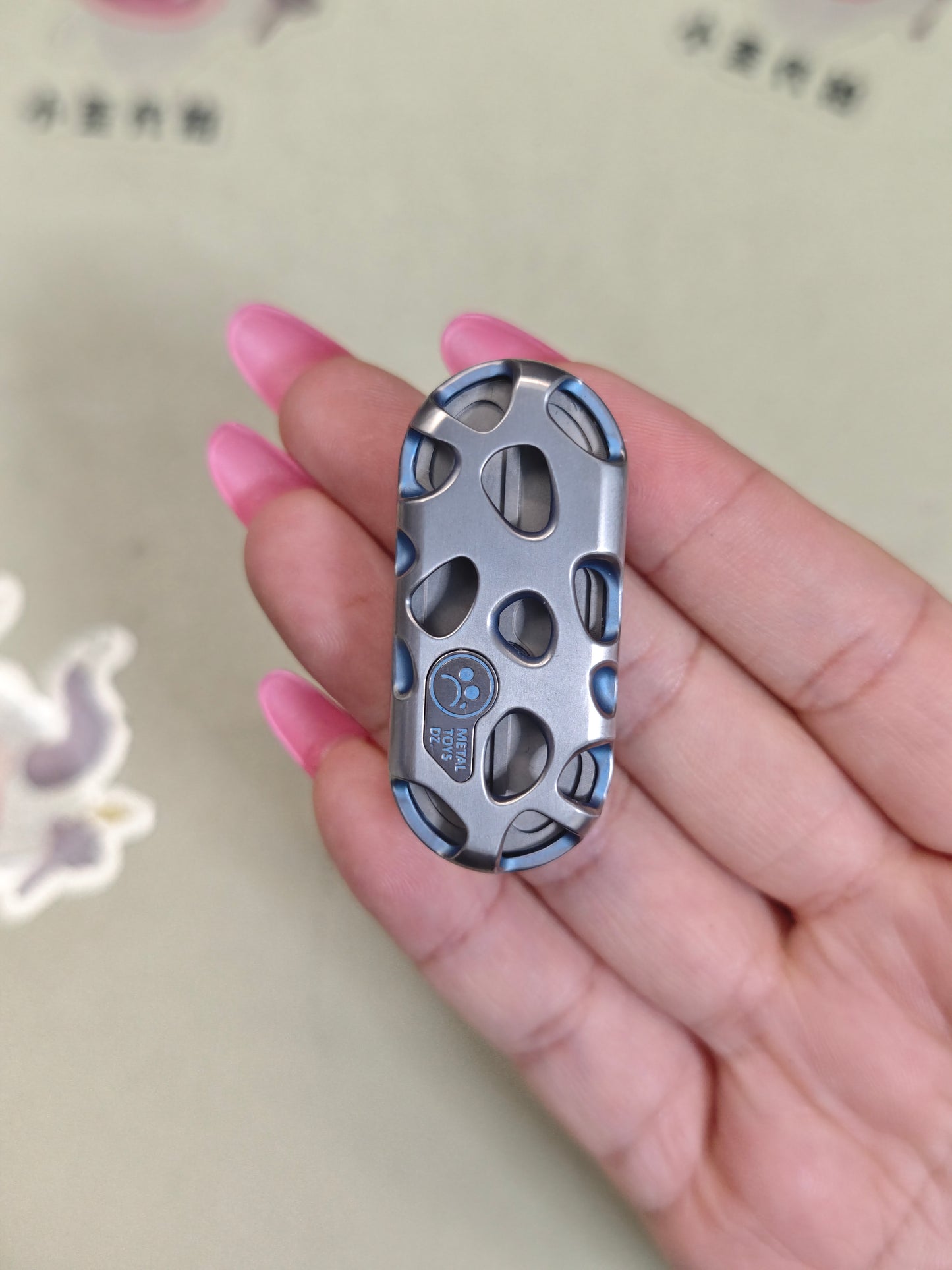 Top B Fingerprint Titanium