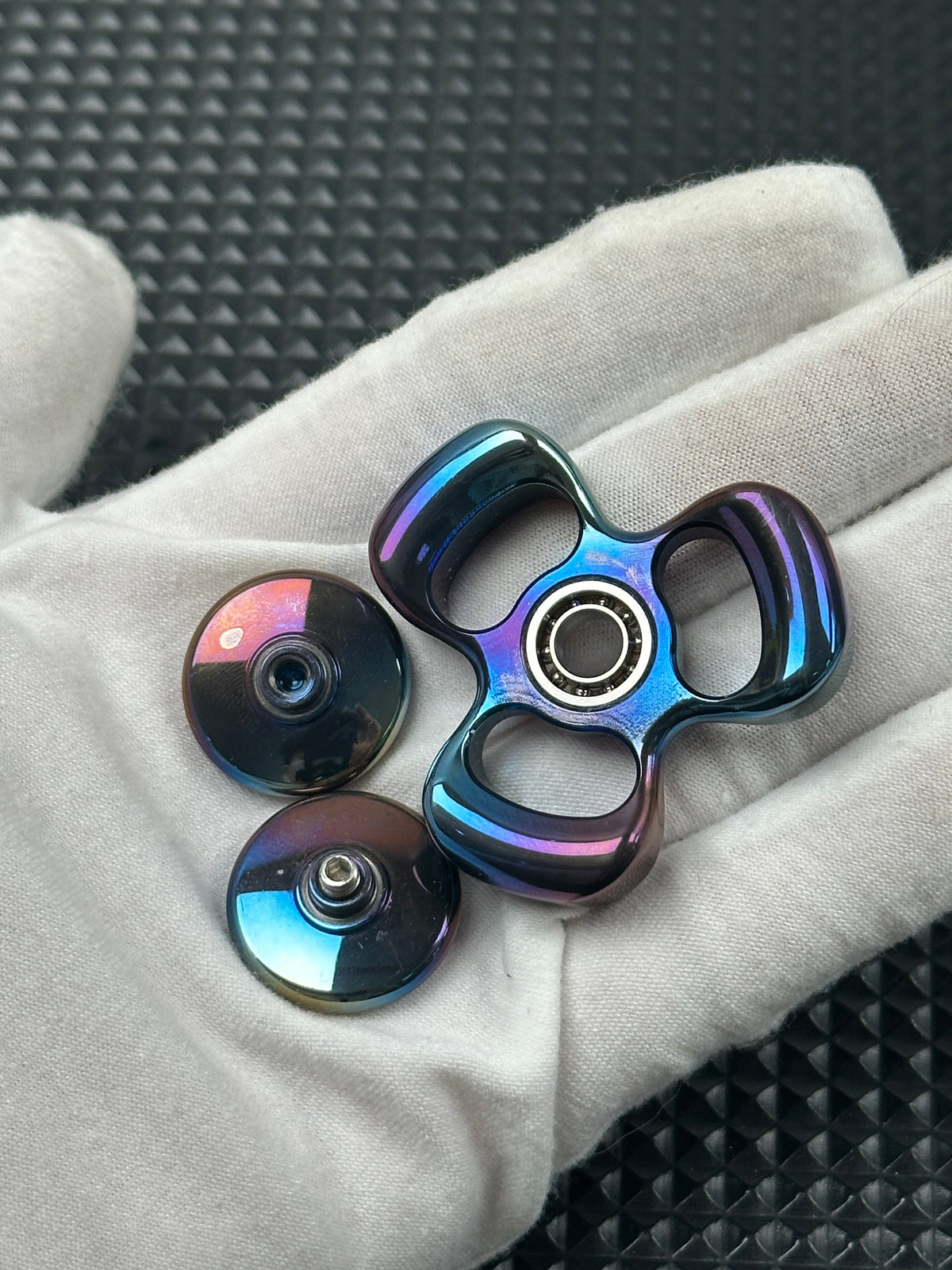 Three-Leaf Horizon Zirconium Oil Slick