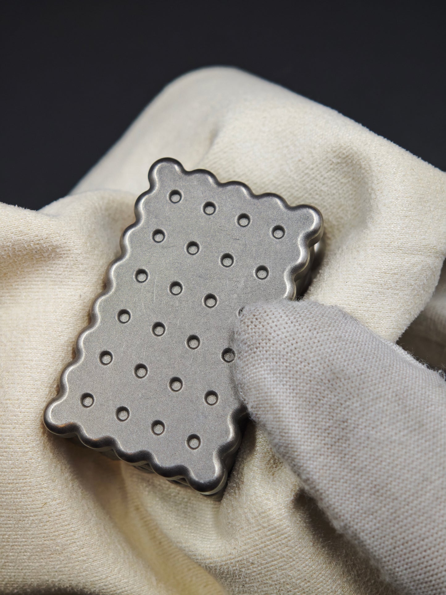 Biscuit Titanium