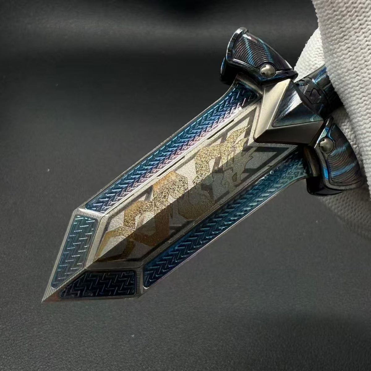 Azure Dragon Lake Sword Zircuti