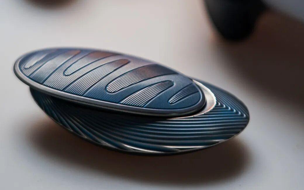 Top-E Titanium; screenshot of the maker photograph, retaining the complete product. Background props are not included parts.
