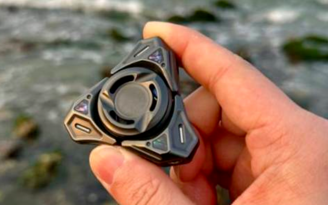 Titanium/cupronickel official presale photo, shown as a source-image screenshot. Insert and tube inclusion is separate. · Screenshot of the official titanium/cupronickel presale source photo, published on 27 March 2025. The configuration definition is in the 21 March 2025 notice.